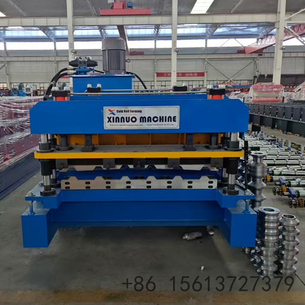 Equipamento industrial azul com sistema hidr&aacute;ulico e rolos de conforma&ccedil;&atilde;o para chapas de a&ccedil;o