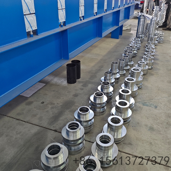 Equipamento industrial azul com sistema hidr&aacute;ulico e rolos de conforma&ccedil;&atilde;o para chapas de a&ccedil;o