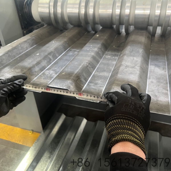 M&aacute;quina formadora de pain&eacute;is corrugados com controle PLC e interface HMI