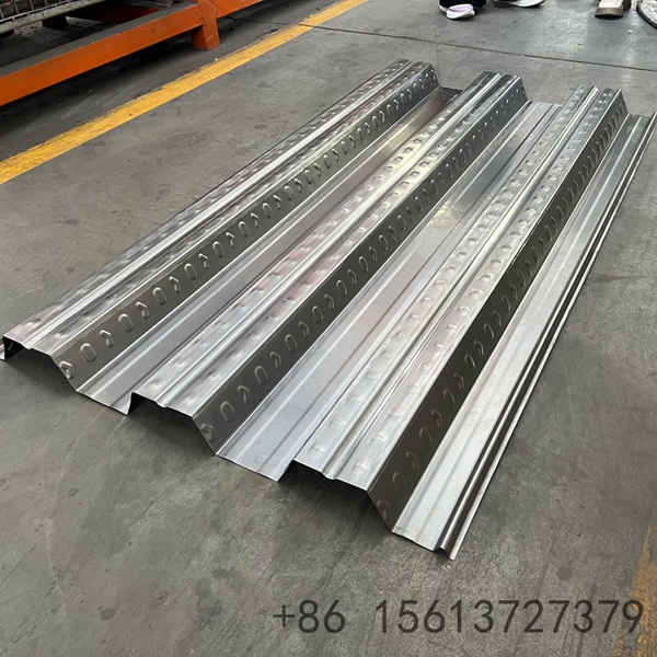 M&aacute;quina formadora de perfis para chapas de 0,8mm a 1,5mm com estrutura robusta em a&ccedil;o H-400