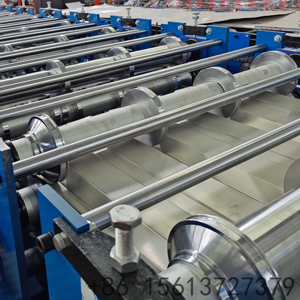 Equipamento autom&aacute;tico de forma&ccedil;&atilde;o de chapas met&aacute;licas, equipado com motor e ventilador de resfriamento no topo para garantir opera&ccedil;&atilde;o est&aacute;vel por longos per&iacute;odos.