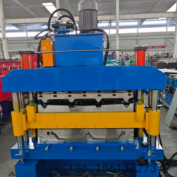 Formadora de rolos industrial de alto n&iacute;vel, equipada com sistema hidr&aacute;ulico e transmiss&atilde;o por corrente, especializada na prensagem cont&iacute;nua de pain&eacute;is de cobertura dupla.