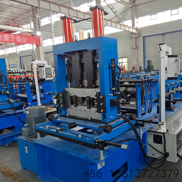 M&aacute;quina perfiladeira de a&ccedil;o C industrial com estrutura azul robusta e cilindros hidr&aacute;ulicos vermelhos, projetada para conforma&ccedil;&atilde;o a frio de alta precis&atilde;o em chapas met&aacute;licas.