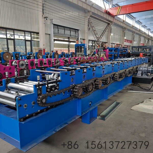 Linha de produ&ccedil;&atilde;o autom&aacute;tica de ter&ccedil;as C, equipada com esta&ccedil;&otilde;es de puncionamento e corte integradas, ideal para fabricar vigas estruturais a partir de bobinas galvanizadas.
