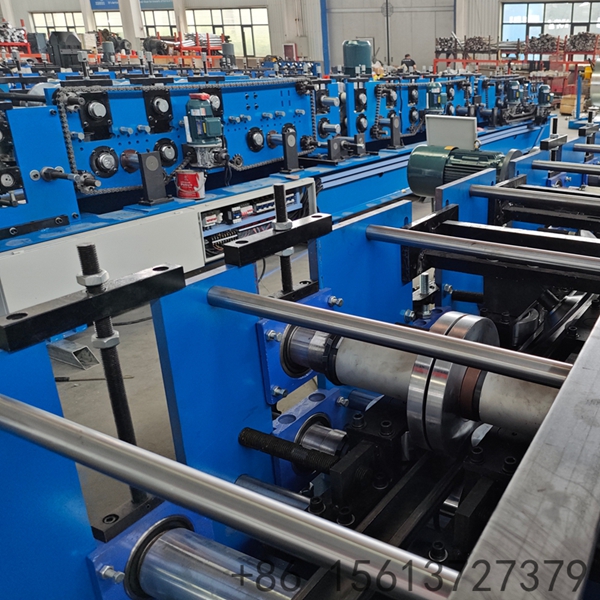 M&aacute;quina formadora de perfis met&aacute;licos de alta efici&ecirc;ncia com base s&oacute;lida e rolos de conforma&ccedil;&atilde;o precisos, garantindo acabamento superficial liso e dimens&otilde;es exatas nas pe&ccedil;as.