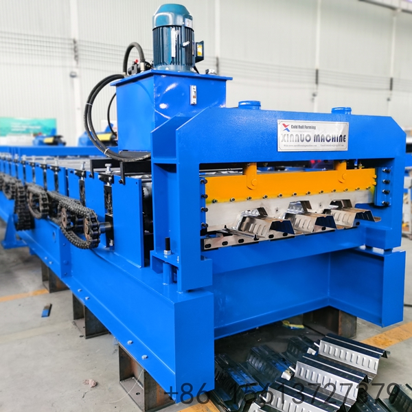 M&aacute;quina de conforma&ccedil;&atilde;o de rolos XINNUO MACHINE para produ&ccedil;&atilde;o de telhas met&aacute;licas