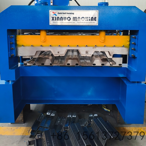 Equipamento industrial XINNUO MACHINE processando chapas de a&ccedil;o em perfil