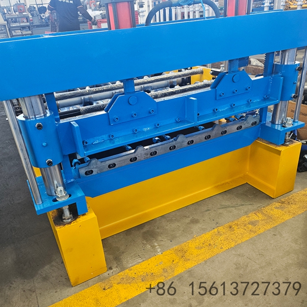 M&aacute;quina de perfis met&aacute;licos com formato trapezoidal