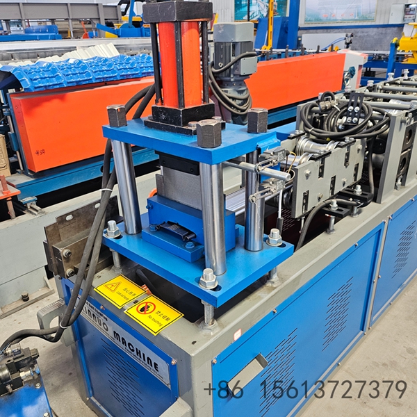 M&aacute;quina de perfilamento por rolo para portas de enrolar em a&ccedil;o galvanizado, vista geral da m&aacute;quina industrial completa.