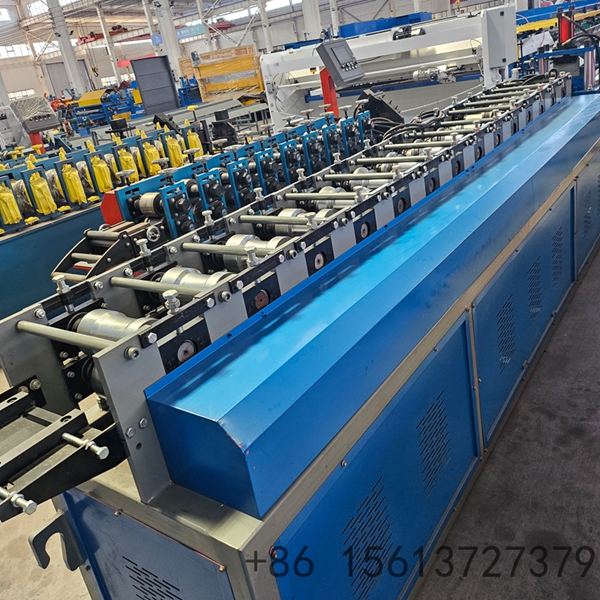 M&aacute;quina formadora de portas de enrolar com 18 esta&ccedil;&otilde;es de rolos, ideal para processamento cont&iacute;nuo de alta precis&atilde;o.