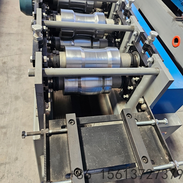 Estrutura principal robusta em a&ccedil;o H da m&aacute;quina de fabrica&ccedil;&atilde;o de portas de enrolar, garantindo estabilidade durante a produ&ccedil;&atilde;o