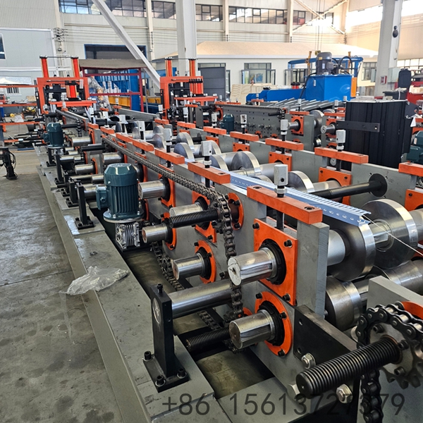 Maquina de Formacao Automatica de Perfil C instalada na fabrica, ideal para a industria de construcao civil e estruturas metalicas.