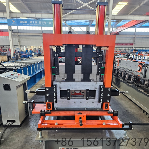 Linha de producao completa da Maquina de Formacao Automatica de Perfil C, mostrando o desenrolador, a maquina principal e a mesa de saida.