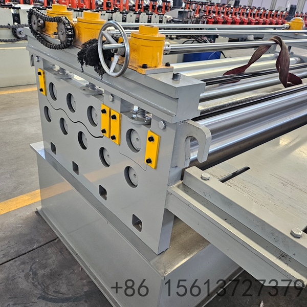 Heavy-duty hydraulic decoiler feeding steel coil.