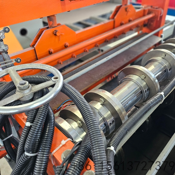 Multi-roller leveling machine for precise metal sheet flattening.