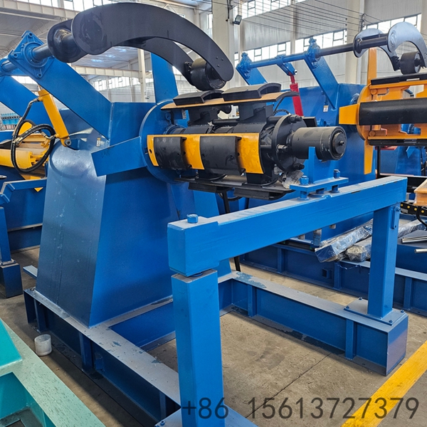 Close-up of the expanding mandrel on a Coil Decoiler Uncoiler Machine, showing secure coil mounting and anti-slip unwinding mechanism.