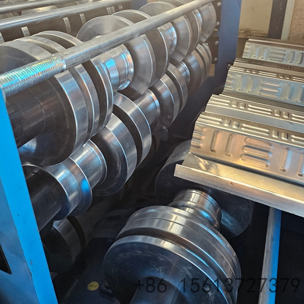 Equipamento industrial para fabricação de Steel Deck nervurado
