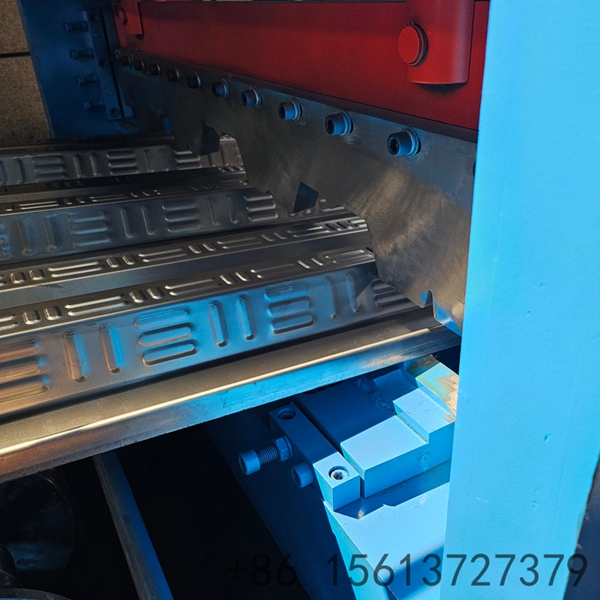 Equipamento industrial para fabricação de Steel Deck nervurado