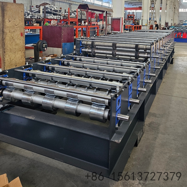 Double-layer forming machine for the production of sandwich panels in continuous operation.