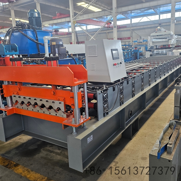 Máquina de fabricar telhas metálicas em operação contínua na linha de produção industrial.