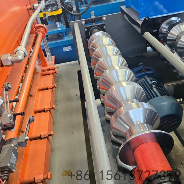 Perfiladeira automática para fabricação de telhas de aço com alta precisão.