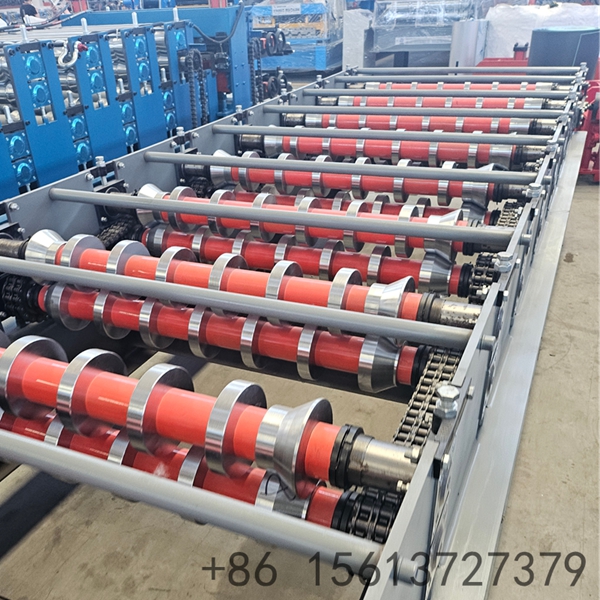 Equipamento industrial perfiladeira produzindo telhas metálicas de alta qualidade.