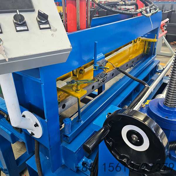 Heavy-duty metal sheet processing equipment featuring precision leveling rollers and hydraulic shearing.