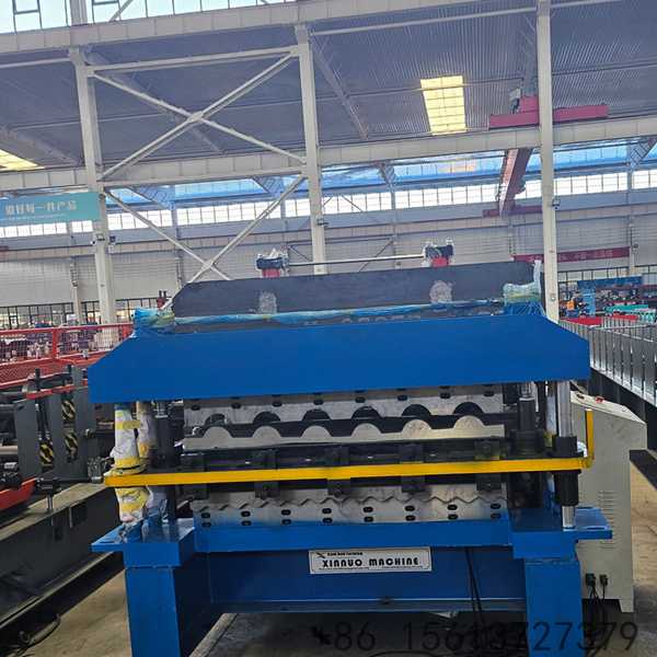 Precision engineering machinery displaying the upper glazed tile and lower trapezoid roller sets.