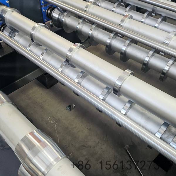 High-efficiency sandwich panel machine with automatic cutting and stacking systems.