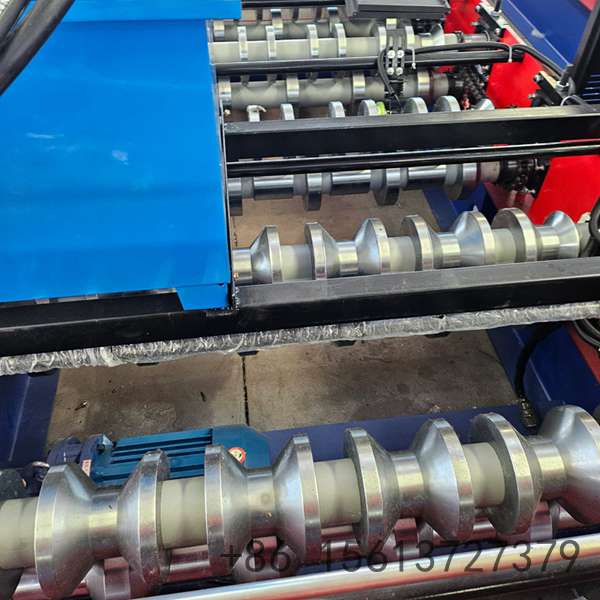 Professional double-layer forming machine producing metal-faced insulated panels.