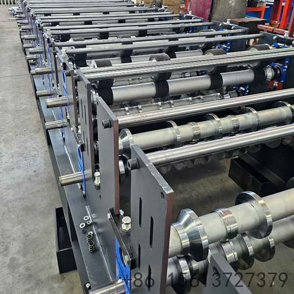 Double-layer forming machine for the production of sandwich panels in continuous operation.