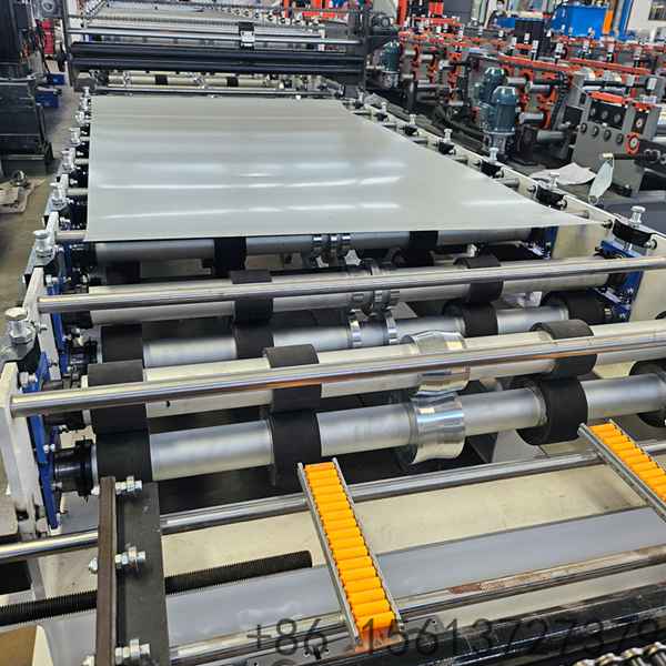 Hydraulic power station of double-layer cold roll former for trapezoidal roof tile, providing consistent cutting force.