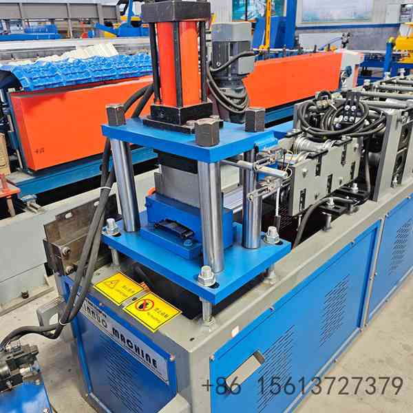 Máquina de perfilamento por rolo para portas de enrolar em aço galvanizado, vista geral da máquina industrial completa.