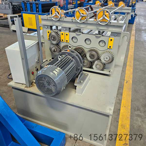 Heavy-duty hydraulic decoiler feeding steel coil.