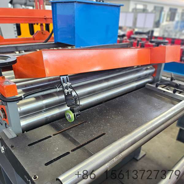 Multi-roller leveling machine for precise metal sheet flattening.