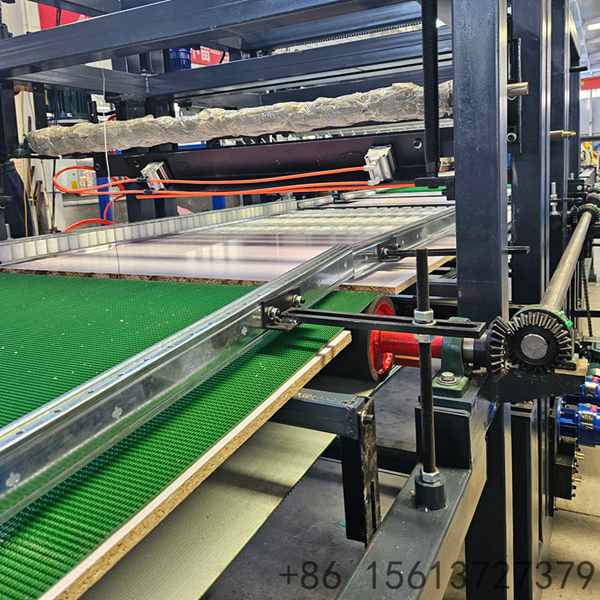 Sistema de corte voador automático para painel sanduíche