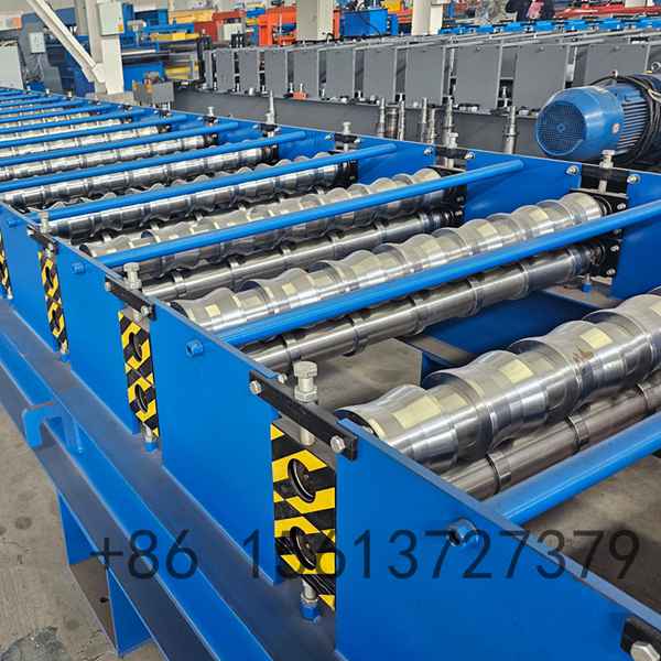 High-efficiency TR7 roof sheet roll forming equipment in manufacturing plant