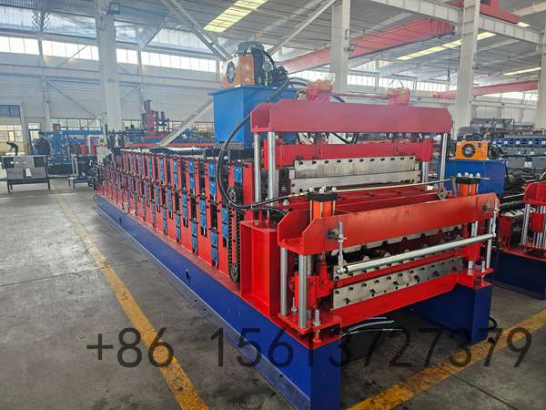 Professional sandwich panel making machine with continuous three layer forming process