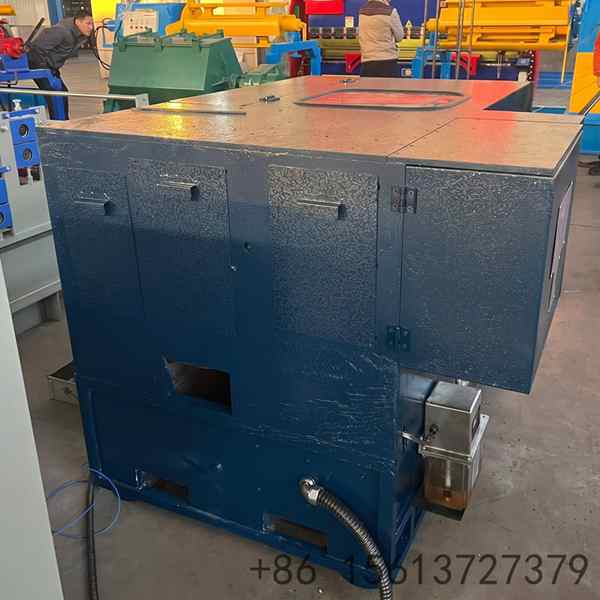Automatic wire feeding and straightening rollers for continuous nail making