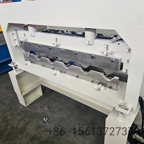 Hydraulic crimping station integrated into the arch roof roll forming machine for precise curvature shaping