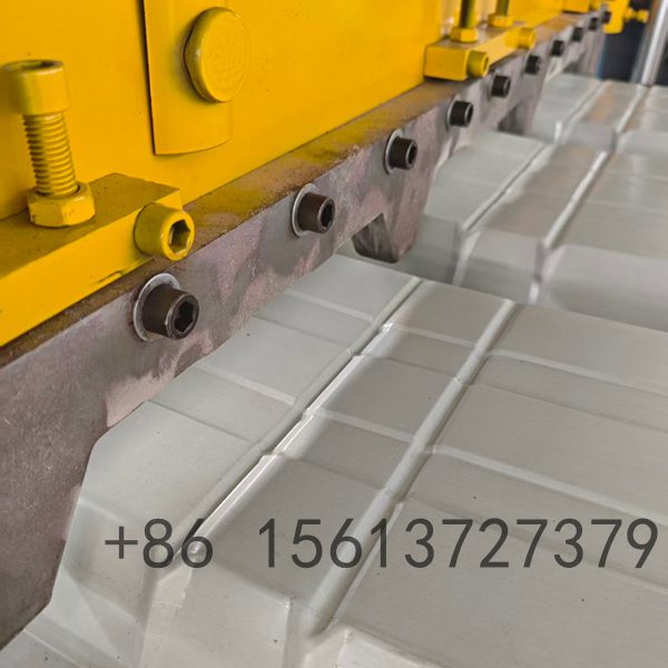 Versatile roll forming equipment capable of producing both convex and concave curved metal sheets used in architectural facades and hangar buildings.