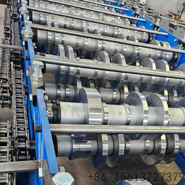 Hydraulic automatic cutting system integrated into the floor decking roll forming machine for exact length cutting