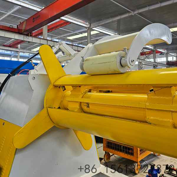 Robust welded steel frame structure of the heavy-duty metal sheet decoiler ensuring maximum stability