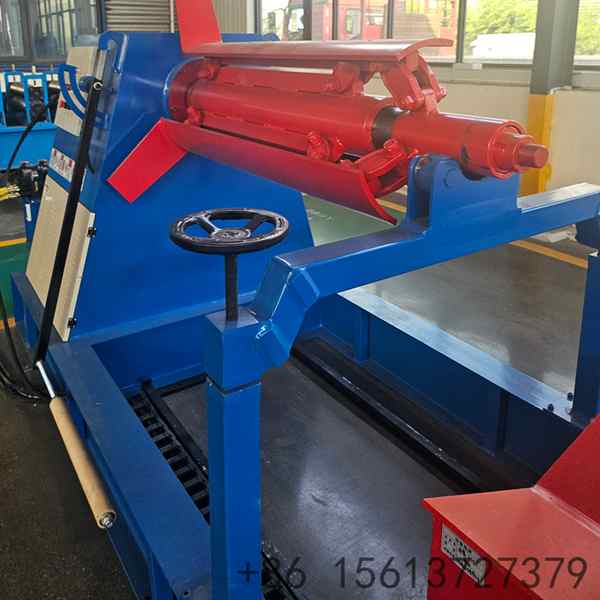 Motorized hold-down arm pressing the steel coil to prevent loosening during the initial uncoiling process
