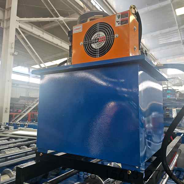 Hydraulic cutting system integrated into the double deck machine for precise length cutting without stopping