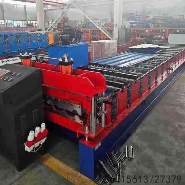 Automatic hydraulic cutting system integrated into the single layer roofing machine for exact length cutting without stopping