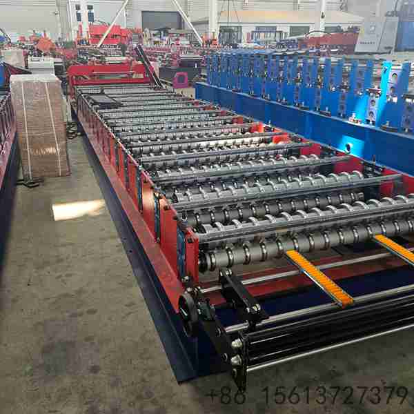 Hydraulic automatic cutting system integrated into the single layer roofing machine for exact length cutting