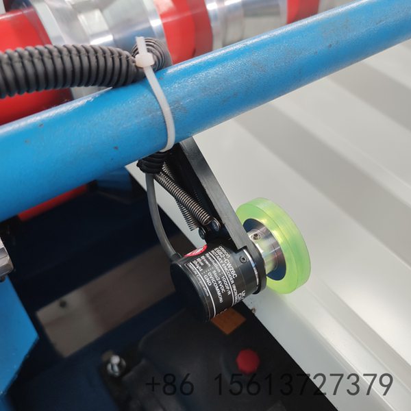 Sistema de corte servo rastreador (flying shear) sincronizado permitindo corte automático sem paradas na linha