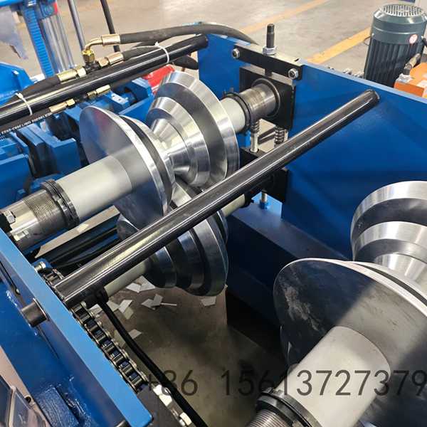 Hydraulic automatic cutting system integrated into the ridge cap machine for exact length cutting