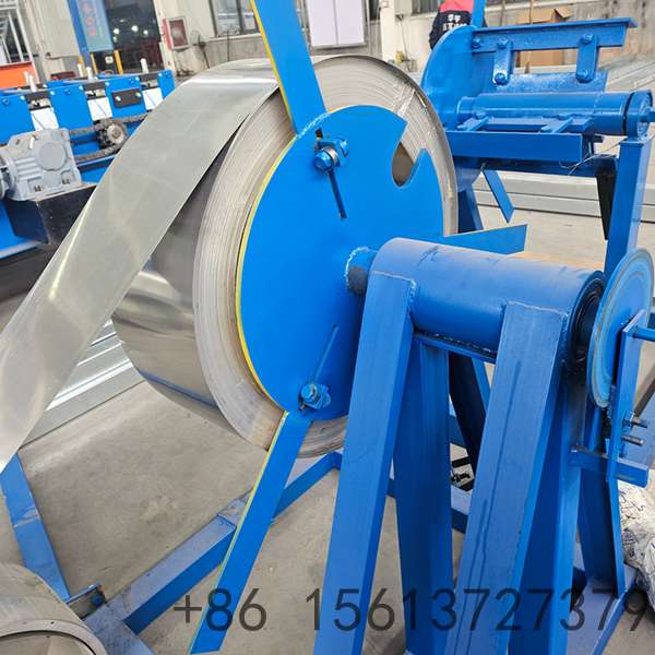 Hydraulic automatic cutting system integrated into the ridge cap machine for exact length cutting